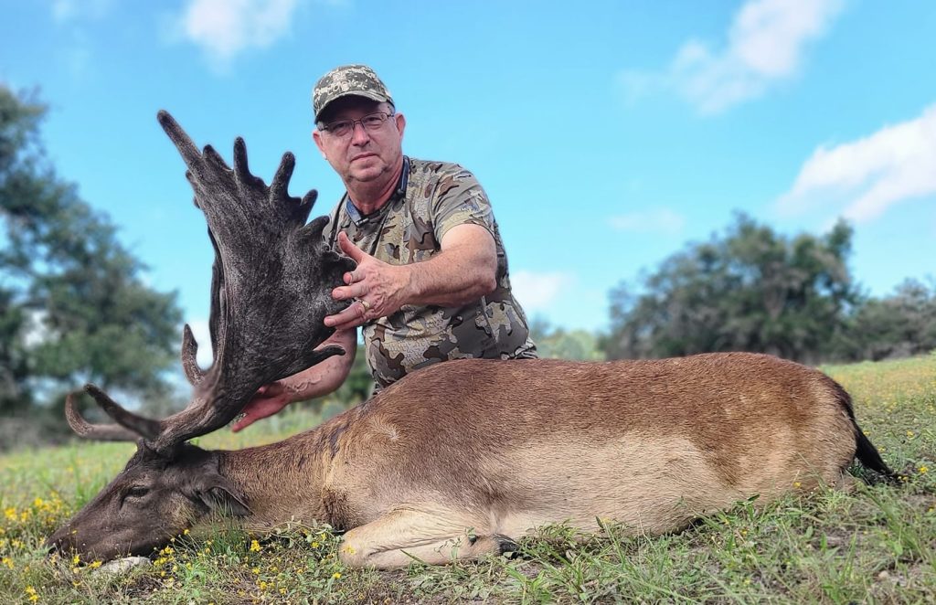 Texas Fallow Deer Hunt - Successful Hunter - Nomad Hunts Texas Fallow Deer Hunt - Successful Hunter
